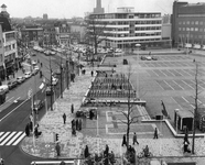 406696 Gezicht op het Vredenburg te Utrecht, na de aanleg van de parkeerplaatsen op het plein.
